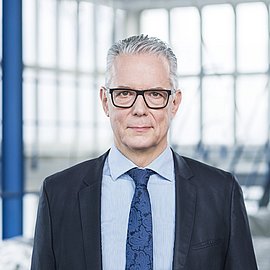 M. Ulrich Weitz est notre PDG ou notre directeur général dans la gestion d'IBU-tec et de BNT Chemicals